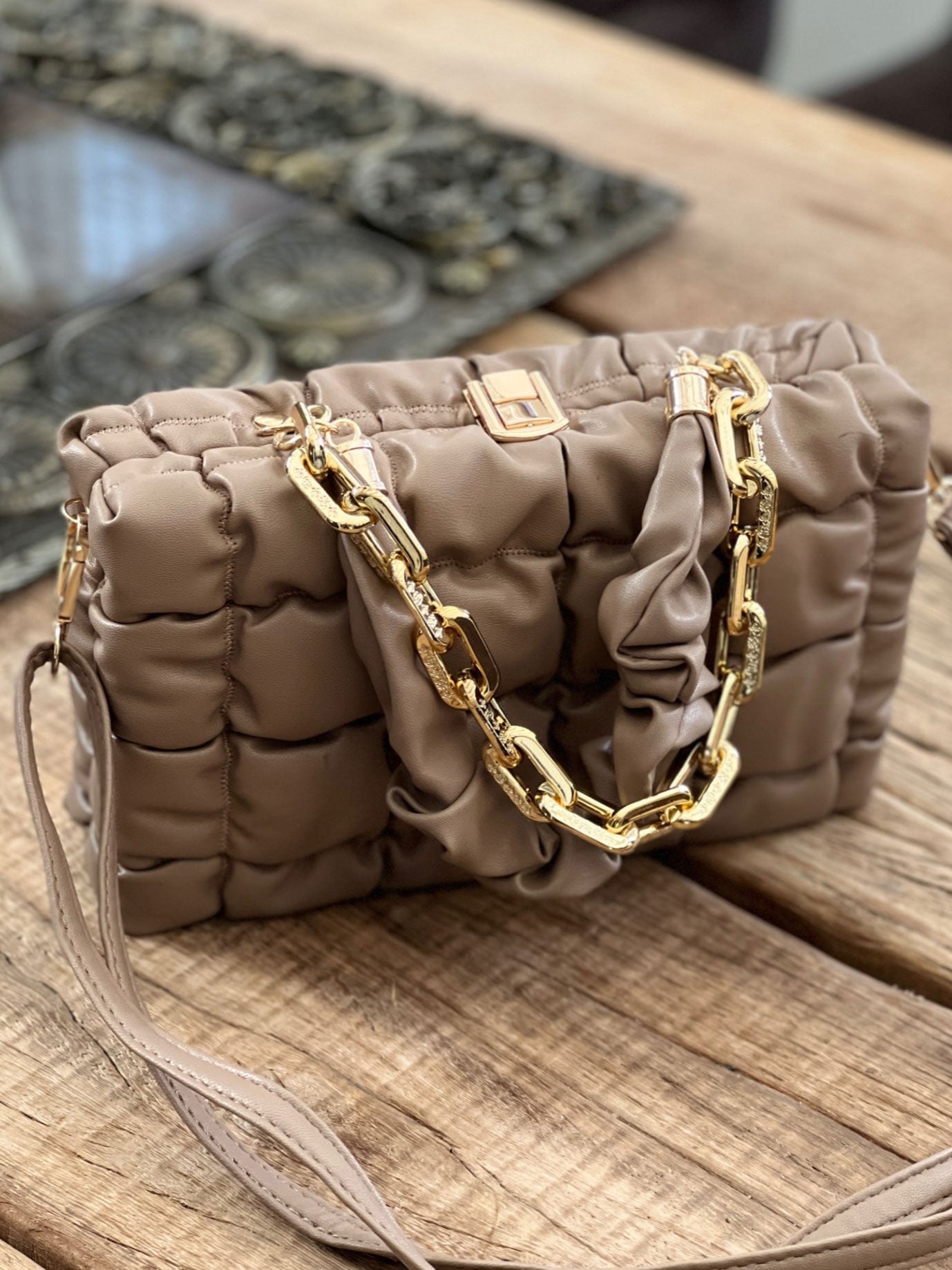 Ashanti - Fyrkantig väska med guldkedja